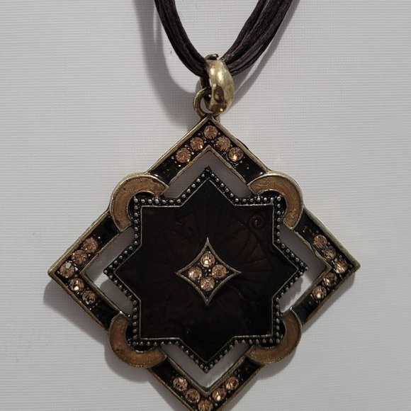 Stunning Necklace - Picture 2 of 5